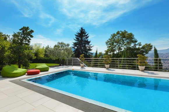 Vente de carreaux de céramique grand format autour d'une piscine à Riorges