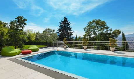 Vente de carreaux de céramique grand format autour d'une piscine à Riorges