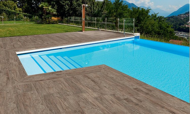 Carrelage autour d'une piscine à Riorges